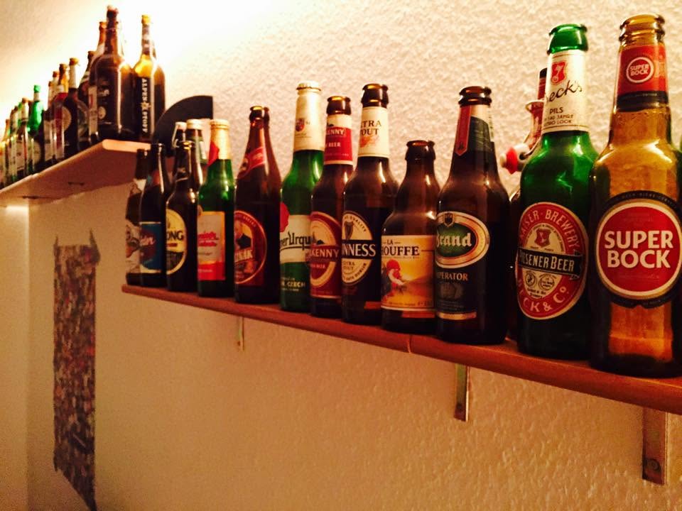 Eine Sammlung verschiedener Bierflaschen auf einem Regal