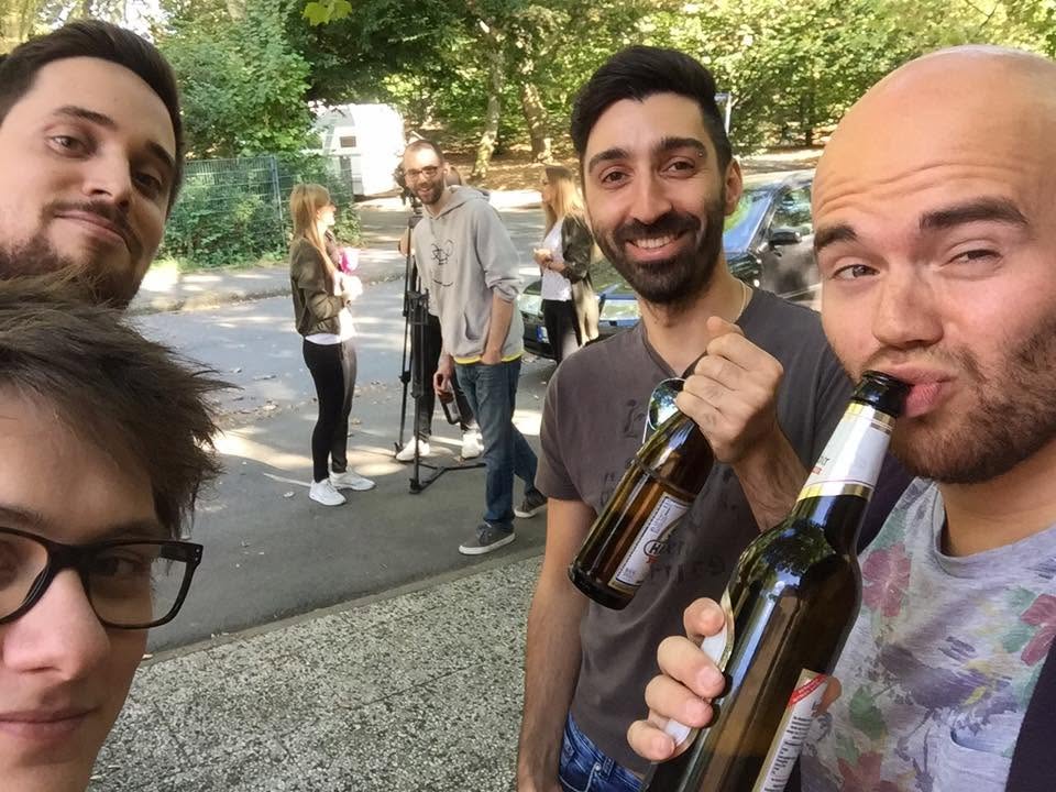 Eine Gruppe Freunde stößt mit Bierflaschen an
