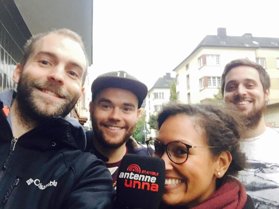 Freunde lächeln gemeinsam in die Kamera