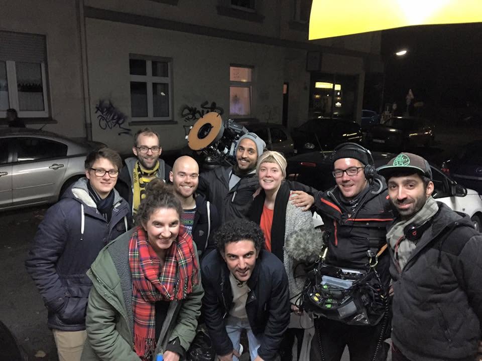 Eine große Gruppe steht nachts zusammen