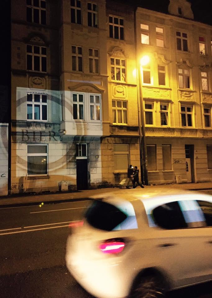 Eine beleuchtete Straße in Dortmund bei Nacht